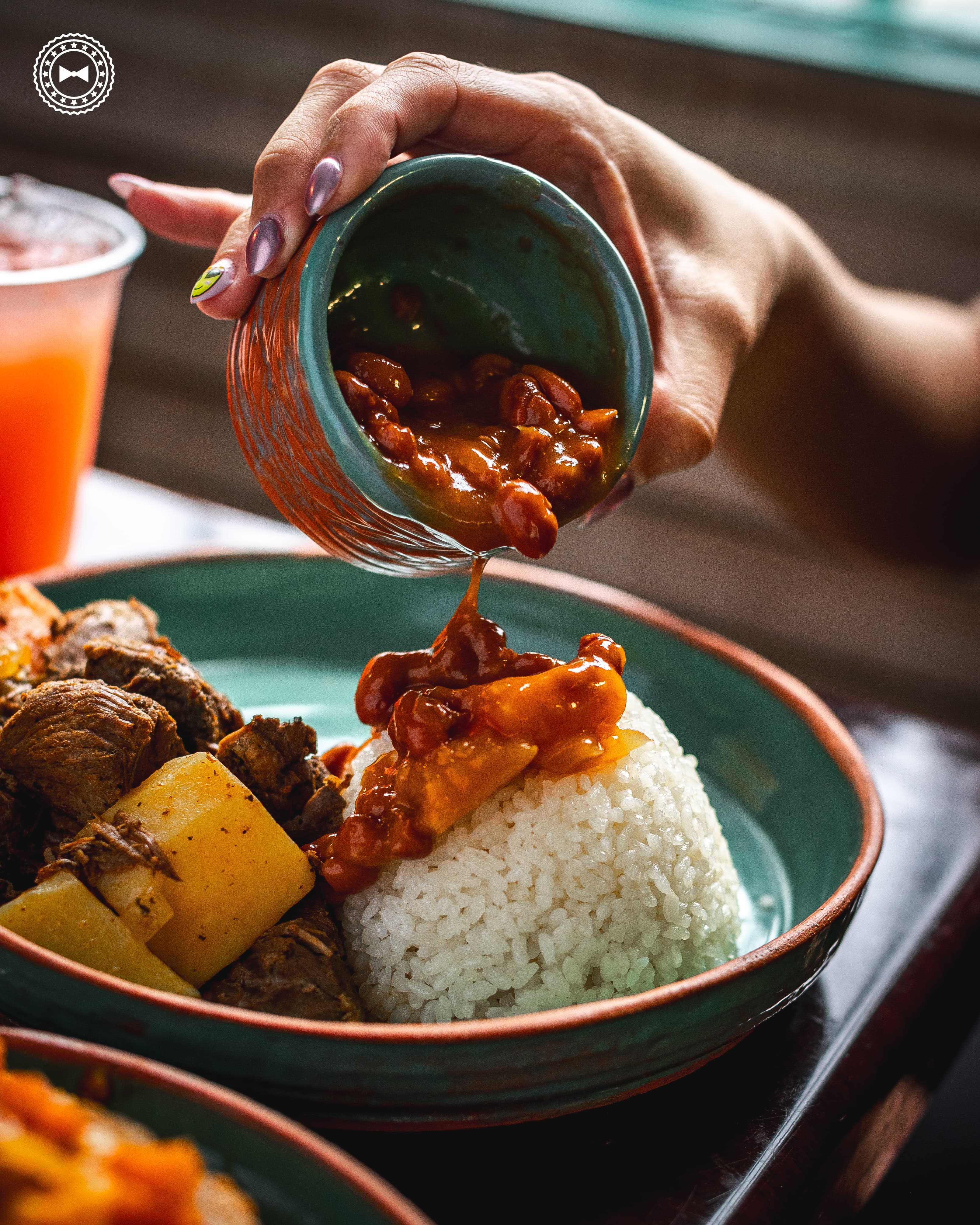 Mesa con platos de comida puertorriqueña